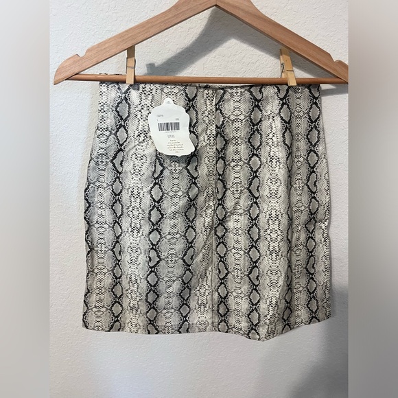 Altar’d State Snakeskin Print Mini Skirt in Beige Size Small - Picture 4 of 5